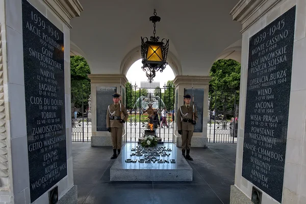 O túmulo do soldado desconhecido em Varsóvia, na Polônia — Fotografia de Stock