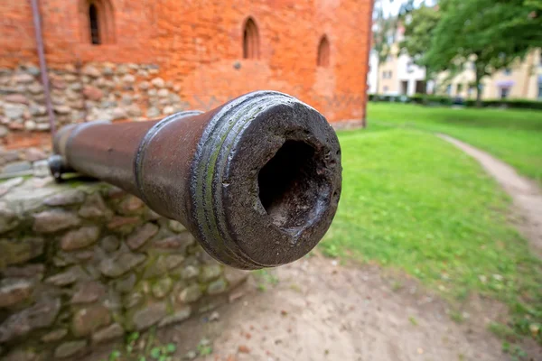 Vecchi cannoni sulle mura del castello — Foto Stock
