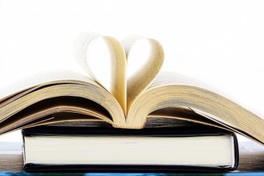 bir kitabın içinde kalp 