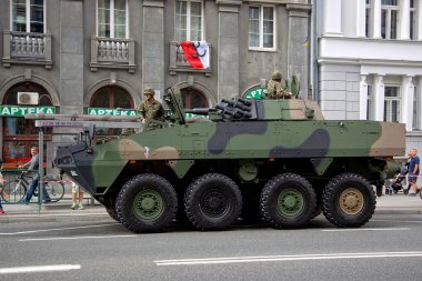 Varşova Polonya Ordusu bayram sırasında Polonya savaş aracı