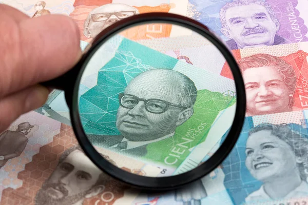 Büyüteçte Kolombiya pezosu
