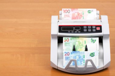 Hong Kong Doları sayım makinesinde.