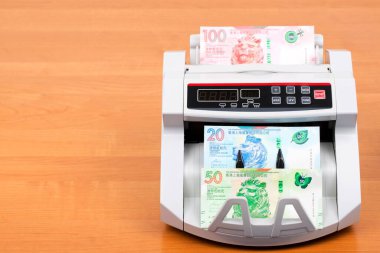 Hong Kong Doları sayım makinesinde.