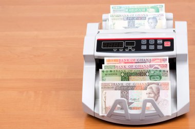 Yaşlı Ganalı para sayma makinesinde