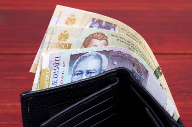 Siyah cüzdanda Haiti parası var.