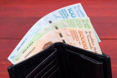  Siyah cüzdanda Venezuela parası