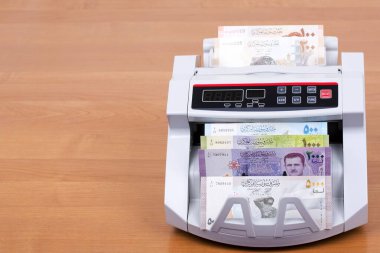 Suriye parası - sayım makinesinde pound