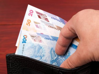 Trinidad ve Tobago doları siyah cüzdanda.