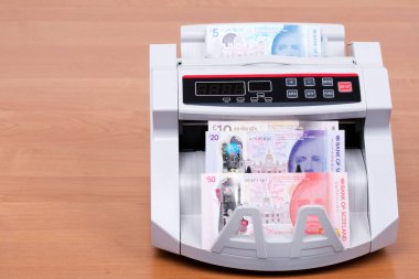İskoç Pound 'ları sayma makinesinde