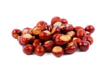 beyaz zemin üzerinde kestane yığını