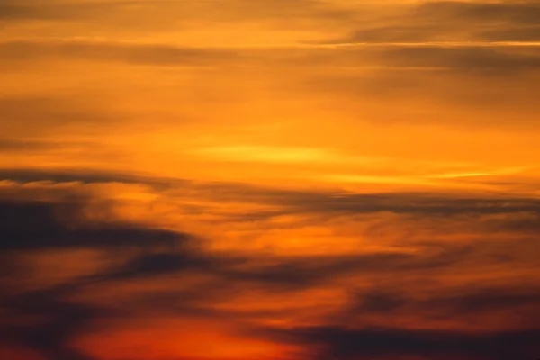 Wolken bij zonsondergang, een achtergrond — Stockfoto