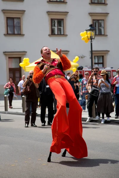 Танцор на ходулях в Вене, Австрия — стоковое фото