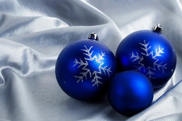 Christmas bollar på en silver bakgrund — Stockfoto