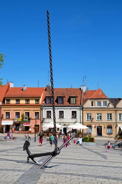 Скульптура "Якорь рая" в Старом городе Сандомир 5 июня 2015 года в Сандомире, Польша — стоковое фото