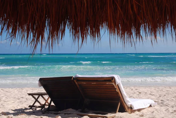 Beach Židle Prázdné Tropické Pláži Mexiku Obzoru Karibské Moře Ideální — Stock fotografie