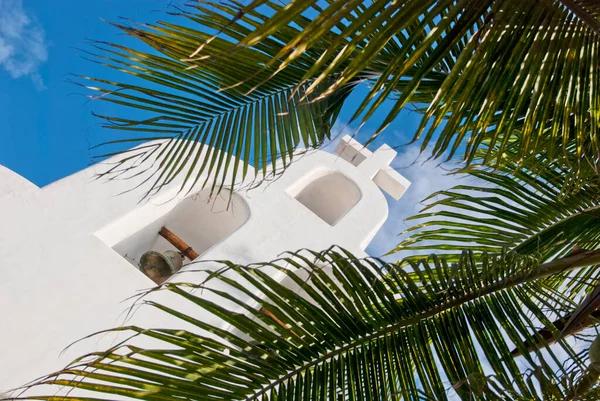 Igreja Fragmento Palma Parede Com Sino Cruz Branca Fundo Céu — Fotografia de Stock