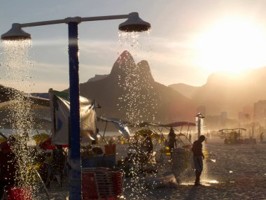 Brezilya 'nın Ipanema plajındaki bir sağanağın bulanık fotoğrafı. Gün batımında tepelerin ardında.