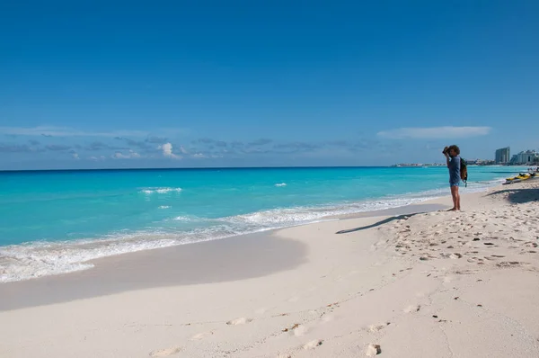 Meksika Cancun Bir Plajda Turist Turkuaz Denizin Fotoğrafını Çekiyor Arka — Stok fotoğraf