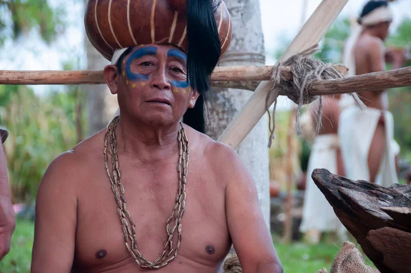 Meksika 'daki yerli köyünde başında başlık ve boynunda kolyeler olan yaşlı bir Maya erkeğinin yakın çekimi.