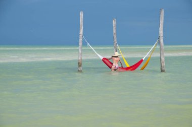 Kadın, kız, genç, 30 kenar, hamak, deniz, su, bikini, ada, Meksika, seyahat, tatil, şapka, arka plan, gökyüzü, mavi, fotokopi alanı, Karayipler, okyanus, Karayip okyanusu, bulutsuz, hayal, özgürlük, kadın, tropik tatil, doğa, plaj, be