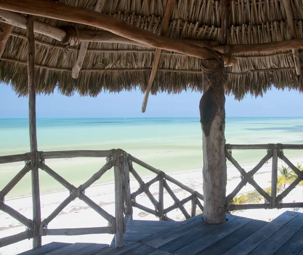 Meksika 'daki Holbox Adası' ndaki lagünün havadan panoramik görüntüsü sazdan çatılı ahşap bir kuleden. Seyahat turizmi kavramı