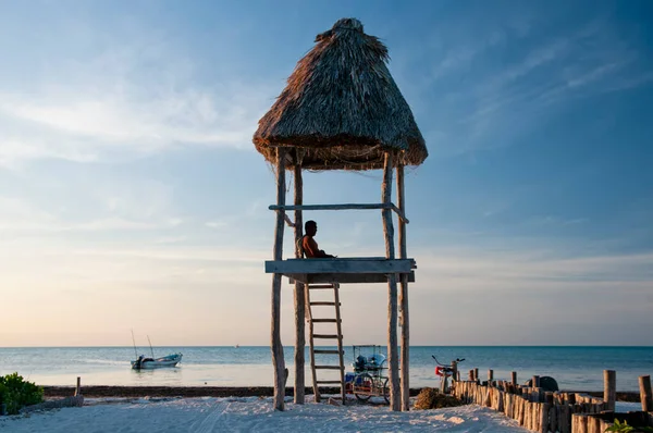 Ein Junger Tourist Über Einer Rustikalen Holzhütte Strand Bei Sonnenuntergang — Stockfoto