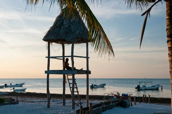 Ein Junger Mann Über Einer Rustikalen Hütte Tropischen Strand Von — Stockfoto