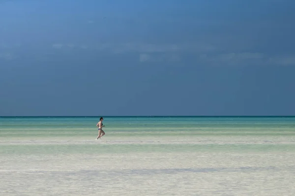 Young Woman Walks Water Low Tide Holbox Island Mexico Background — Stock Photo, Image