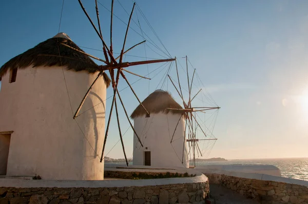 Oude Molens Het Eiland Mykonos Bij Zonsondergang Griekenland Achtergrond Kust — Stockfoto