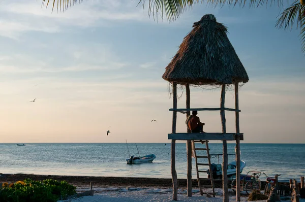 Человек Сидящий Деревенской Деревянной Хижине Пляже Острове Холбокс Мексике Наблюдает — стоковое фото