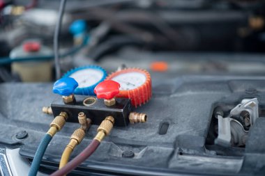 Bir araba kliması kontrol servisi, sızıntı tespit, soğutucuyu doldur. Uzman teknisyenler tarafından arabada soğutma aleti ve sayaç sıvısı..