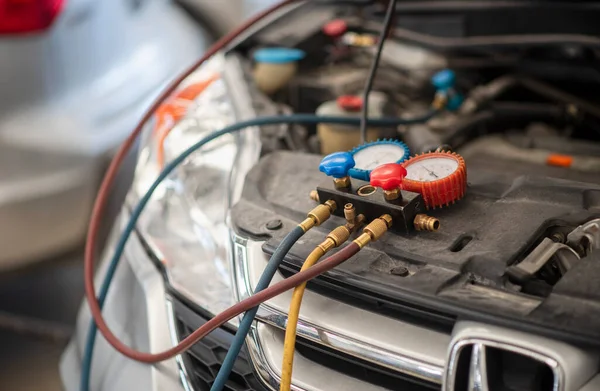Car Air Conditioner Check Service Leak Detection Fill Refrigerant Manometer — Stock Photo, Image