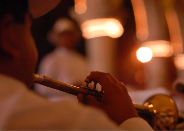 Musiker Der Eine Trompete Spielt Schärfe Fokussierung Auf Die Hand — Stockfoto
