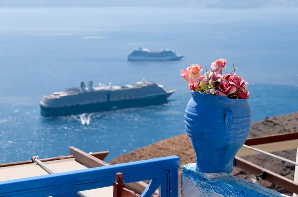 Primer Plano Jarrón Azul Con Flores Una Terraza Santorini Con — Foto de Stock