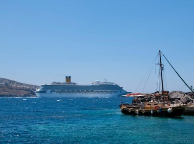 Yunanistan 'da Santorini adasının kalderasında seyir gemileri. Arka planda mavi gökyüzü ve Ege Denizi