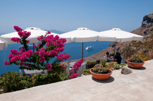 Hermosa terraza con vista al mar en isla de Santorini —  Fotos de Stock