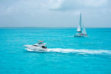 Lüks bir yat ve katamaran turkuaz Meksika Karayip Denizi 'nde Cancun ve Isla Mujeres kıyılarında yelken açıyor..