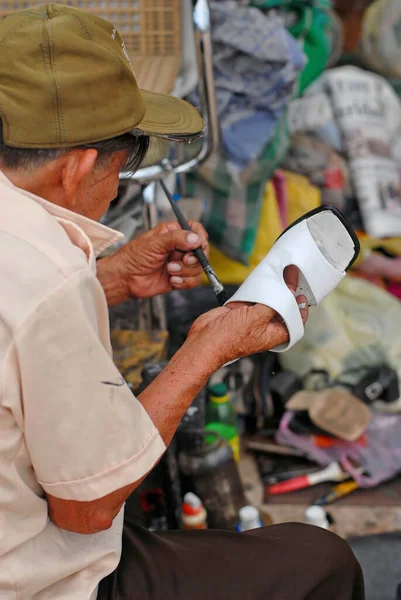 Meksika 'daki Merida belediye meydanında çalışan eski bir Meksikalı ayakkabıcı. Bulanık arkaplan.