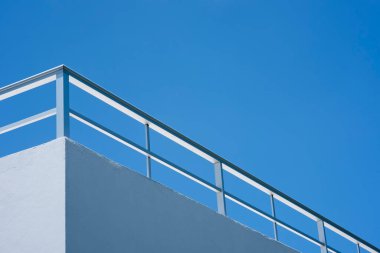 Mavi gökyüzüne karşı uzanan bir binanın altından manzara, Cozumel Adası, Meksika.