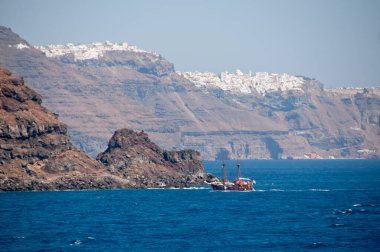 Gulet, Yunanistan 'ın Santorini adasında denize bakan Fira köyünün önünde yelken açıyor.