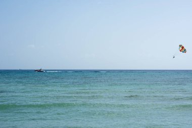 Karayip denizinde bir deniz paraşütü, Cozumel adasında yaz tatili, Meksika