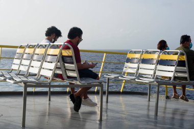 Meksika 'daki Karayip Denizi' nde üst güvertede oturan yolcular.