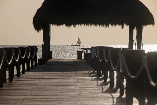 Holzsteg Meer Gegen Das Licht Mit Segelboot Horizont Tropische Insel — Stockfoto