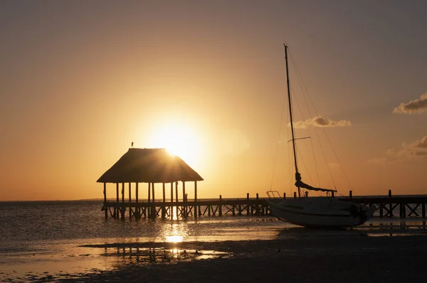 Ein Holzsteg Meer Bei Sonnenuntergang Und Ein Segelboot Strand Der — Stockfoto