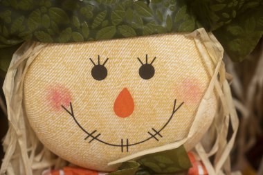 Mutlu gülümseyen bir Cadılar Bayramı korkuluğu kukla süslemesi..