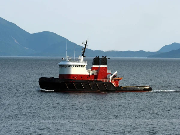 カナダの西海岸で重いタグボートに乗っている海 このような船は長さが少なくとも40メートルであり 2つのディーゼルエンジンとツインスクリューによって提供される4500 Hp以上を持っています — ストック写真