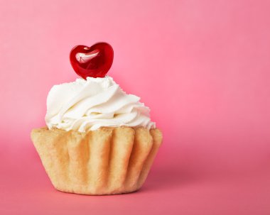 Kalp şeklinde tatlı dekorasyon ile kurabiye pasta 