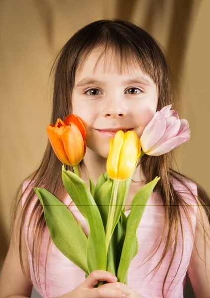 Retrato de una hermosa niña con tres tulipanes —  Fotos de Stock