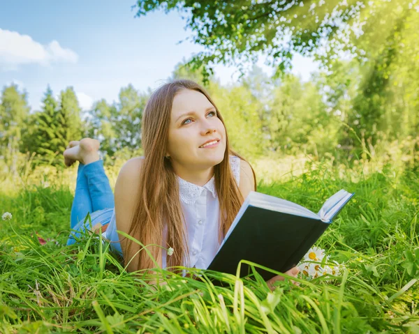 本との牧草地で美しい少女 — ストック写真