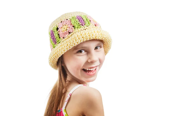 Маленькая девочка в плетеной шляпе — стоковое фото